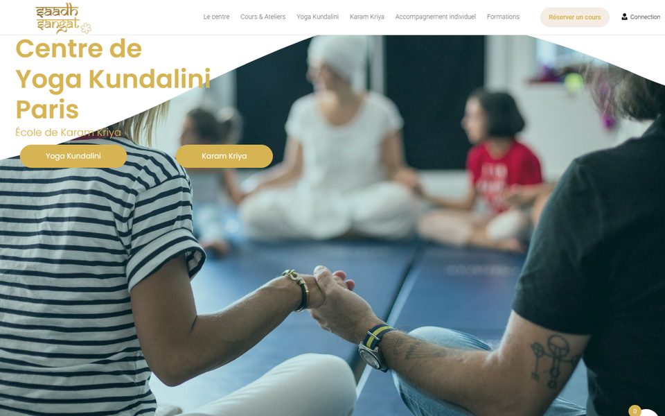 Capture de la page d’accueil du site du centre de yoga Saadh Sangat à Paris
